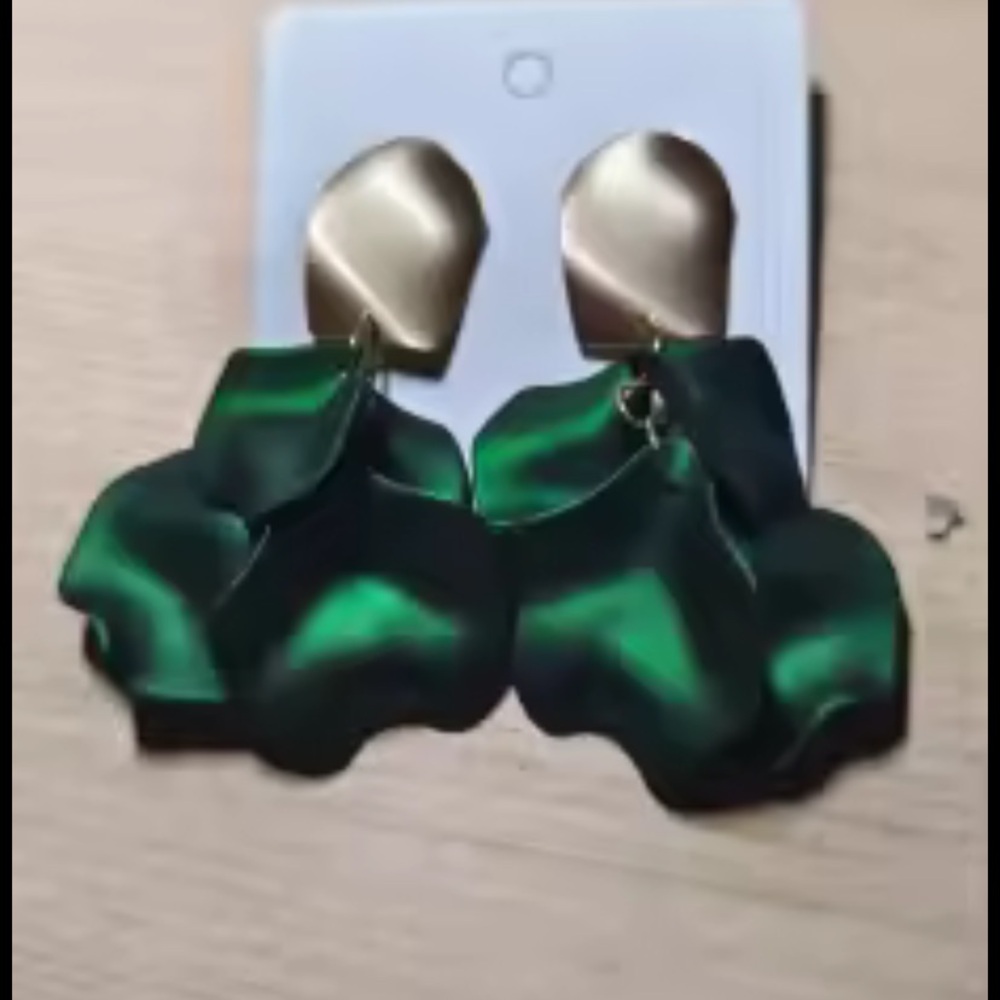 Elegant Gold and Green Floral Earrings - Picture 2 of 4